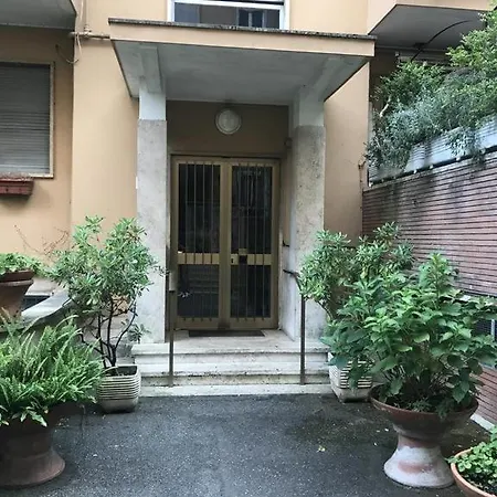 Trastevere Hillary E Vale
